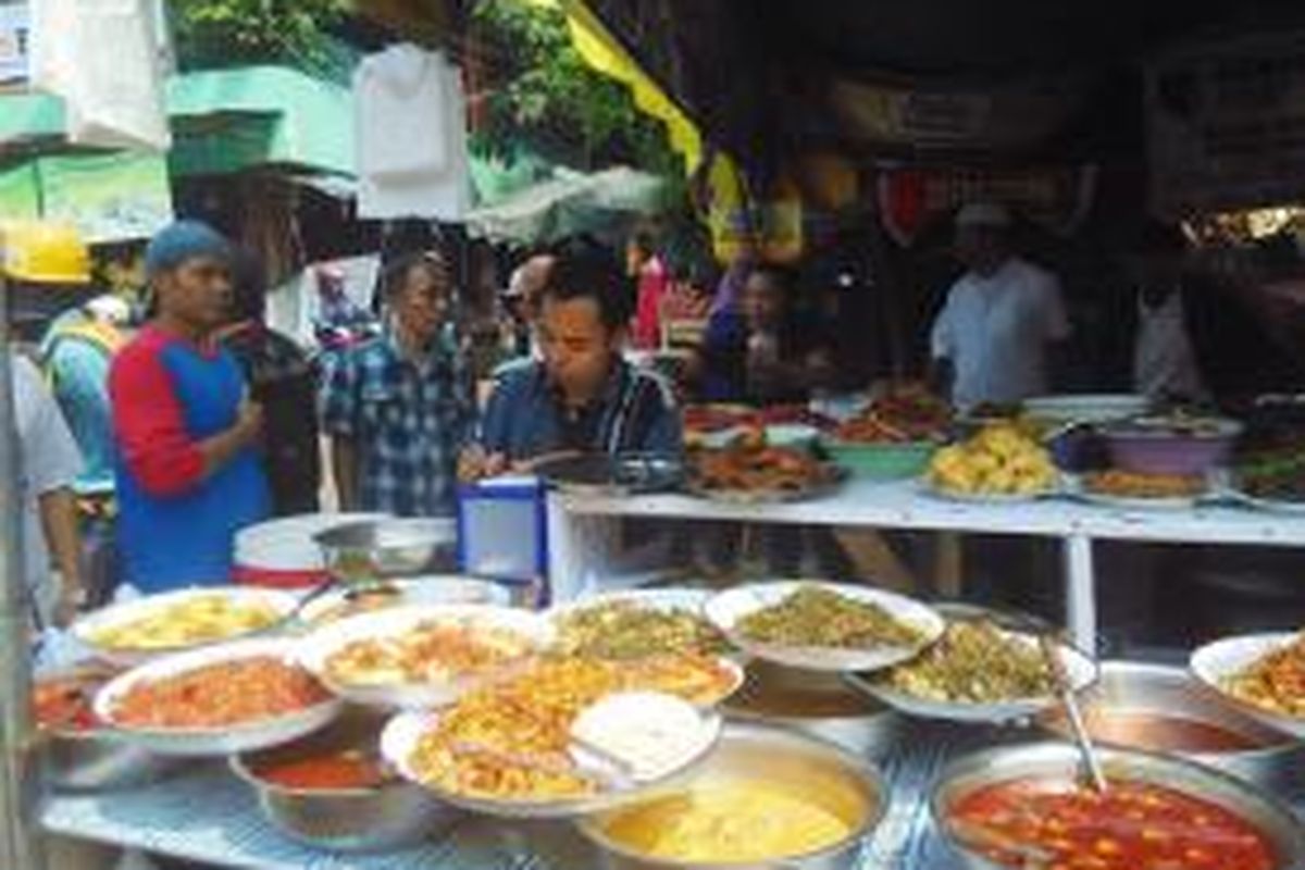 Pedagang di Pasar Benhil pada Selasa (30/6/2015) ini masih berjualan di area luar pasar yang akan direvitalisasi