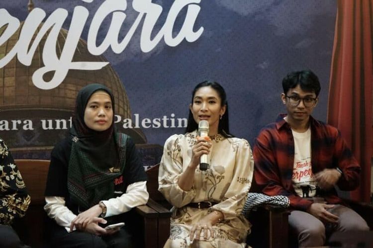 Happy Salma selaku Pembina Titimangsa menyampaikan gagasannya dalam Konferensi Pers Teater Musikal Tanah Yang Terpenjara #LantangkanSuarauntukPalestina di Bakoel Koffie Cikini, Jakarta, Rabu (18/9/2024) siang. Happy Salma menyampaikan bahwa kemanusiaan harus terus ditegakkan.
