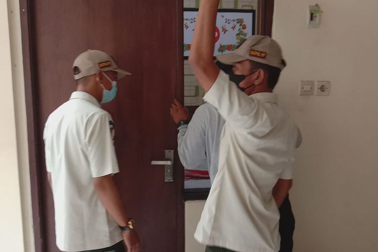 Satpol PP Kota Malang menjaring lima pasangan bukan suami dan istri di tempat usaha penginapan yang berada di Jalan Klayatan Gang 3 pada Kamis (23/6/2022). 