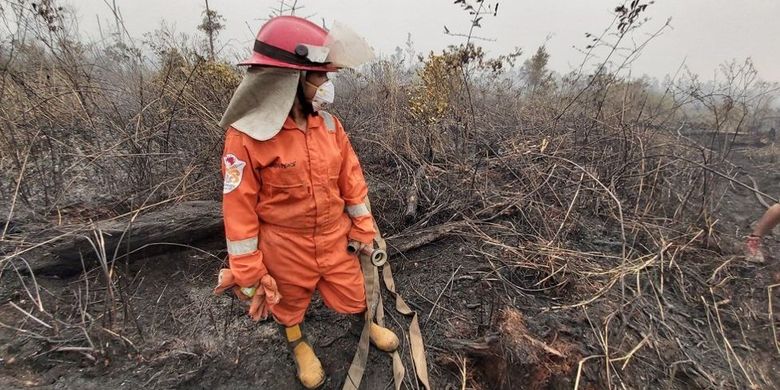 Sola berdiri di tengah lahan gambut yang terbakar di Pulang Pisau. Tahun 2019 adalah kali ketiganya bergabung dengan Tim Cegah Api Greenpeace untuk memadamkan kebakaran hutan dan lahan. 