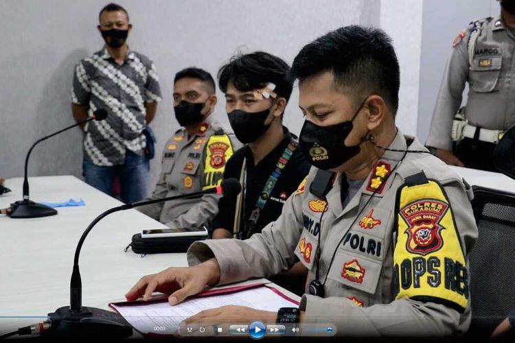 Kepala Polres Sukabumi AKBP Dedy Darmawansyah (kanan) didampingi jurnalis korban penganiayaan Ilham Nugraha (tengah) saat konferensi pers di Polres Sukabumi, Palabuhanratu, Sukabumi, Jawa Barat, Jumat (17/6/2022).