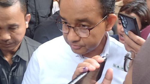 Senyum Anies Saat Tinggalkan Acara Nonton Bareng Quick Count di Sekretariat Timnas Amin