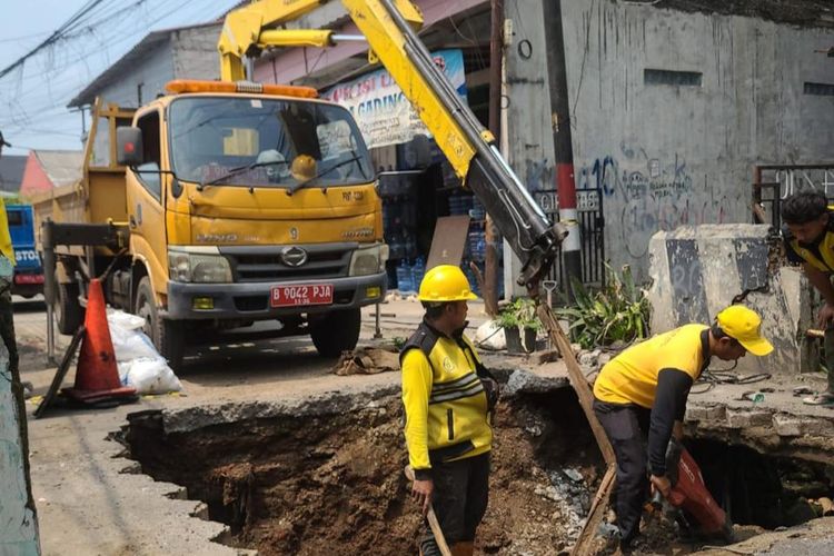 Jembatan di Ciracas Jaktim Ambles, Diduga akibat Erosi Turap Sungai