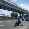 Silau Saat Berkendara, Mobil Hantam Pemotor hingga Jatuh dari Flyover