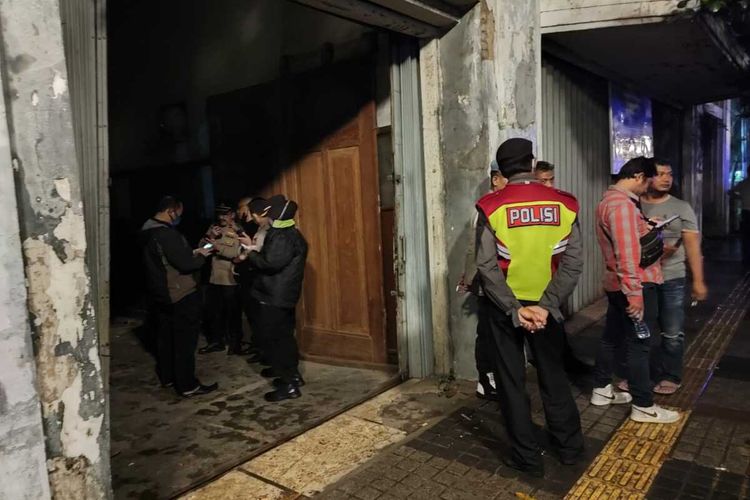 Pihak kepolisian menemukan bahan peledak serta sepucuk senjata api beserta peluru tajam aktif di sebuah rumah di Jalan Asia Afrika, Kota Bandung, Jawa Barat, Senin (6/6/2022) malam.
