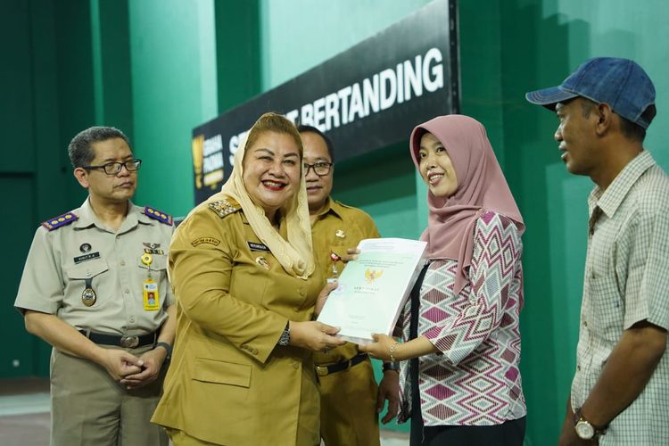 Wali Kota Semarang Hevearita Gunaryanti Rahayu saat menghadiri acara penyerahan sertifikat PTSL di Sport Centre Graha Padma, Kecamatan Semarang Barat, Senin (15/1/2024).