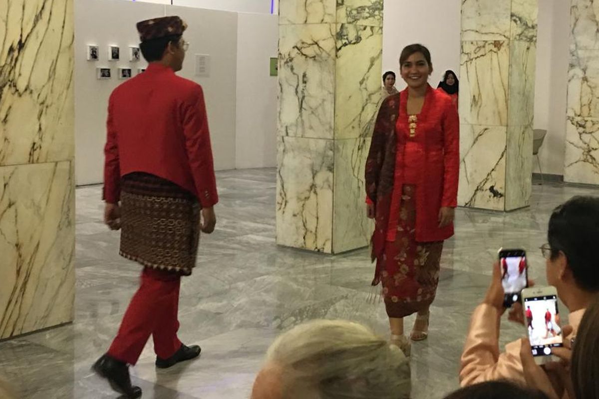 Masyarakat Indonesia di Roma ikut memeriahkan peringatan Hari Batik yang jatuh setiap
tanggal 2 Oktober. Mereka berpartisipasi pada acara pembukaan Festival Film Asiatica di
Roma, Jumat (1/10/2019), dengan mengenakan beragam pakaian batik. 