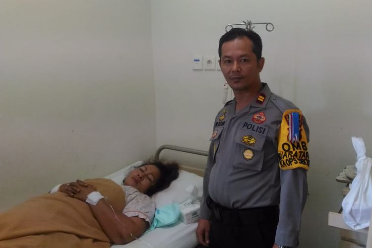 Kapolsek Rambah Hilir Iptu Budi Ikhsani menjenguk Bidan Sabrita di RSUD Pasir Pengaraian, yang dirampok dan ditikam dengan pisau di rumahnya di Desa Pasir Utama, Kecamatan Rambah Hilir, Kabupaten Rohul, Riau, Senin (3/6/2019) dini hari. Dok. Polres Rohul 