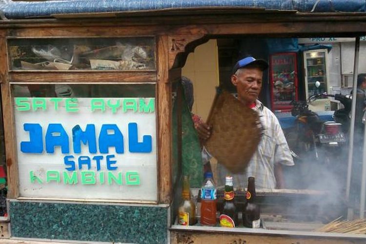 Jamal (66) penjual sate di kawasan jalan Sabang, Jakarta Pusat yang tetap menjajakan usahanya meski ada aksi teror di kawasan Sarina Kamis (14/1/2016).