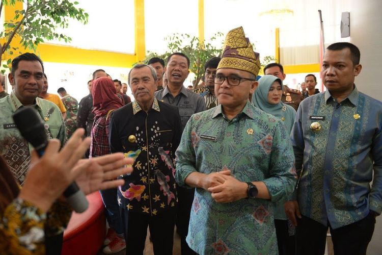 Gubernur Riau (Gubri) Syamsuar bersama Menteri Pendayagunaan Aparatur Negara dan Reformasi Birokrasi (Menpan RB) Abdullah Azwar Anas di Gedung Daerah Balai Serindit, Kamis (7/9/2023).