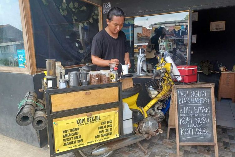 Abdullah Adam (27) menjajakan kopi dengan menggunakan motor Bebek 70. Ide dan gagasannya, terlintas sejak 2018 dan baru terealisasi pada tahun 2020.