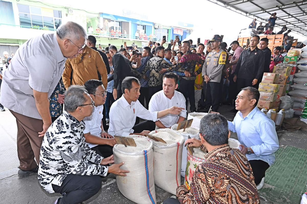 Presiden Jokowi bersama Mendag Zulhas dan sejumlah pejabat mengunjungi Pasar Induk Beras Cipinang (PIBC) di Jakarta, Kamis (15/2/2024).