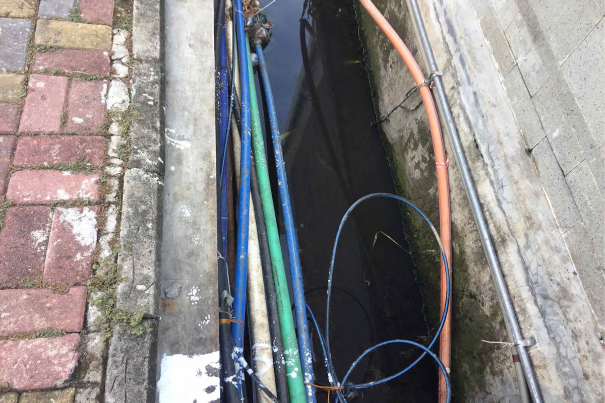 Sejumlah kabel dan pipa utilitas ditemukan di gorong-gorong Jalan Rasuna Said, Jakarta Selatan.  Tak hanya merusak keindahan kota, semrawutnya penataan utilitas tersebut disinyalir  mengakibatkan kawasan tersebut terendam banjir, Jumat (15/12/2017). 