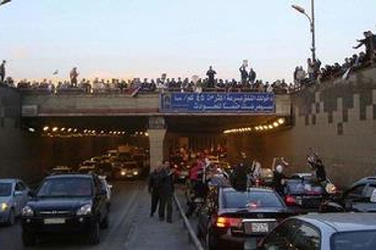 Sementara, di ibu kota Suriah, Damaskus, para pendukung Presiden Bashar al-Assad juga unjuk kekuatan, 25 Maret 2011. 