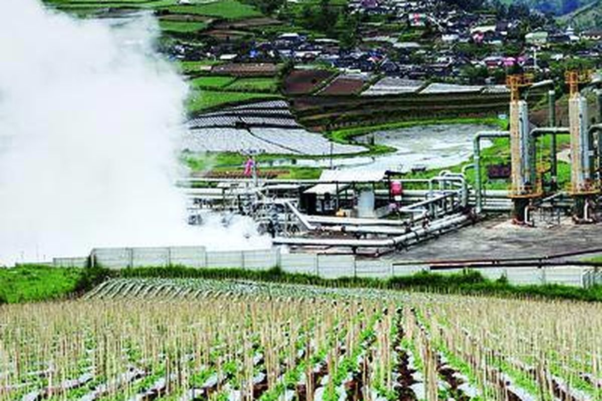 Instalasi energi panas bumi milik PT Geo Dipa di Kecamatan Batur, Kabupaten Banjarnegara, Jawa Tengah, Kamis (6/1). Eksplorasi dan pemanfaatan energi panas bumi menjadi salah satu prioritas pemerintah untuk memenuhi kebutuhan listrik. Energi panas bumi yang dimanfaatkan Indonesia baru sekitar 1.100 megawatt.