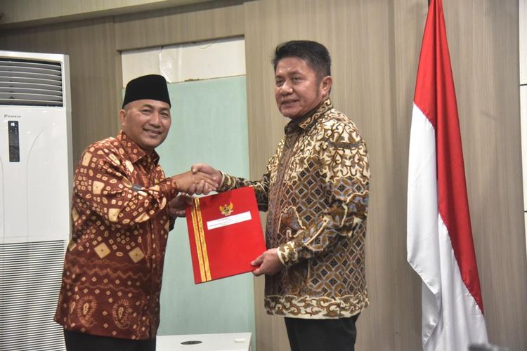 Gubernur Sumatera Selatan (Sumsel) Herman Deru saat menyerahkan Surat Keputusan (SK) Perpanjangan Masa Jabatan Penjabat (Pj) Bupati Musi Banyuasin (Muba) kepada Apriyadi Mahmud di ruang Rapat Bina Praja Setda Provinsi Sumsel, Kamis (25/5/2023).