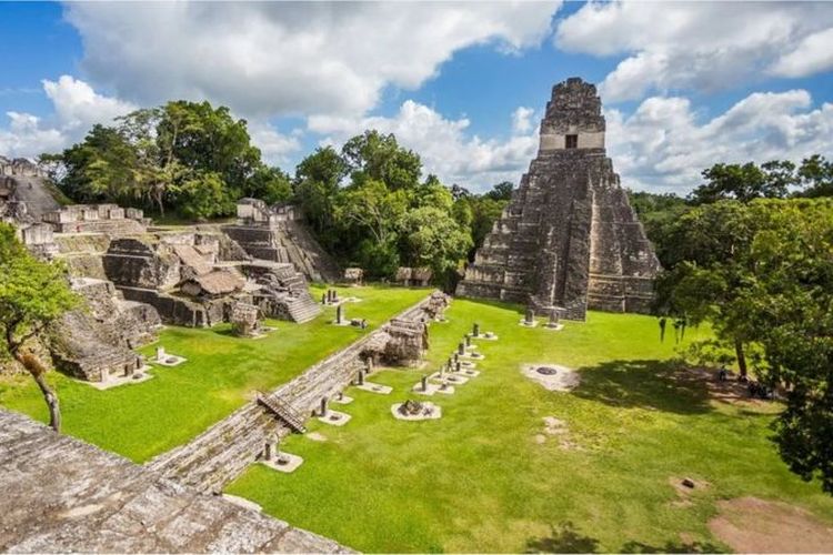 Reruntuhan kota Tikal, kota terbesar dalam peradaban Maya, di Guatemala.