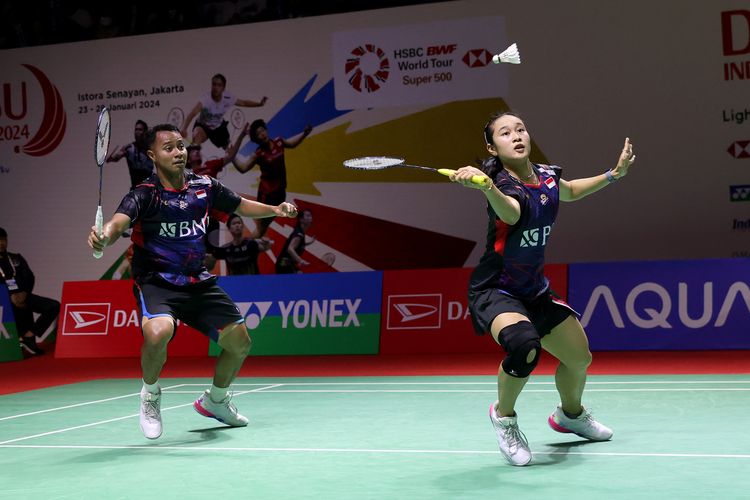 Ganda campuran Indonesia, Rehan Naufal Kusharjanto/Lisa Ayu Kusumawati, saat bertanding pada babak 16 besar Indonesia Masters 2024 di Istora Senayan, Jakarta, Kamis (25/1/2024). Photo by: Humas PP PBSI