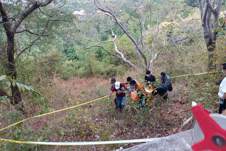 Proses evakuasi penemuan mayat di Pantai Tampora Situbondo pada Selasa (27/6/2023).