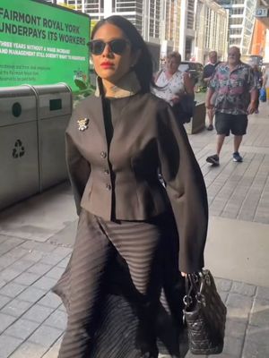 Dian Sastro hadir di TIFF 2025 untuk film The Fox King. Gaya elegannya mencuri perhatian, terutama saat memakai pin bajak laut One Piece.