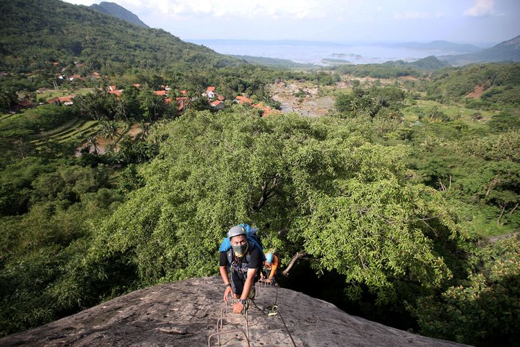 Wartawan Kompas.com saat pemanjatan via Ferrata untuk mencapai hotel gantung Padjajaran Anyar yang terletak di tebing Gunung Parang, Purwakarta, Jawa Barat setinggi 500 meter, Sabtu (18/11/2017). Hotel gantung ini diklaim sebagai hotel gantung tertinggi di dunia mengalahkan ketinggian hotel gantung di Peru.  KOMPAS.com/KRISTIANTO PURNOMO