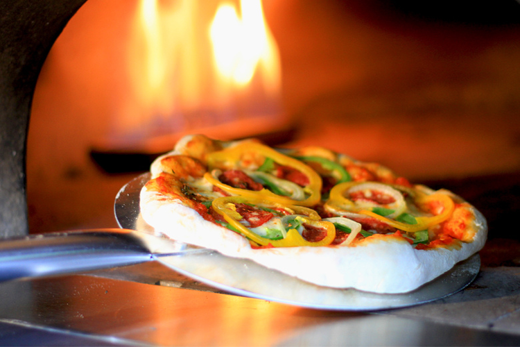 Ilustrasi pizza yang baru selesai dibuat. 