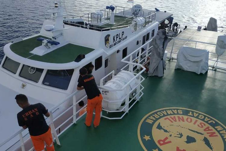 Tim SAR Pos Tual mengerahkan kapalnya untuk mencari salah satu nelayan hilang di peraiaran Tual, Sabtu (15/12/2019)