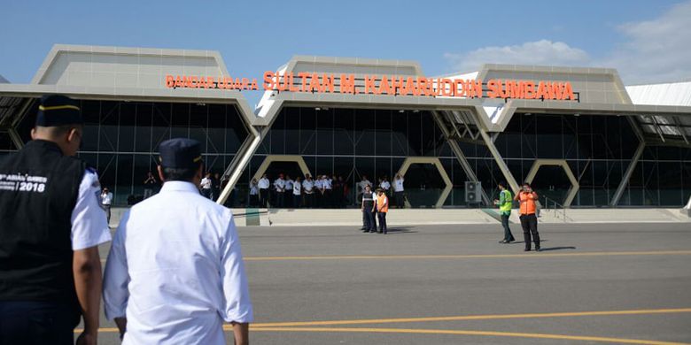 Menteri Perhubungan Budi Karya Sumadi mengunjungi Bandara Sultan Mahmud Kaharuddin III di Kabupaten Sumbawa, NTB, Minggu (26/8/2018). Kemenhub melakukan beberapa tahap persiapan guna mendukung acara pariwisata maritim bertaraf internasional yaitu Sail Moyo Tambora 2018 yang akan dilaksanakan September 2018.