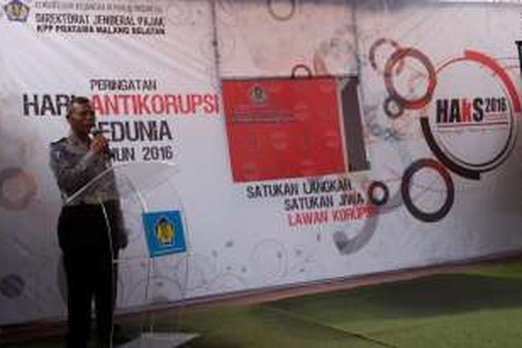 Bripka Seladi saat menyampaikan kampanye antikorupsi di hadapan pegawai Kantor Pelayanan Pajak (KPP) Pratama Malang Selatan, Jumat (9/12/2016)