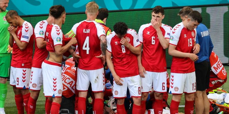 Para pemain Denmark mengelilingi Christian Eriksen yang tiba-tiba kolaps di tengah pertandingan melawan Finlandia. Laga Denmark vs Finlandia merupakan pembuka Grup B Euro 2020 yang digelar di Stadion Parken, Sabtu (13/6/2021). 