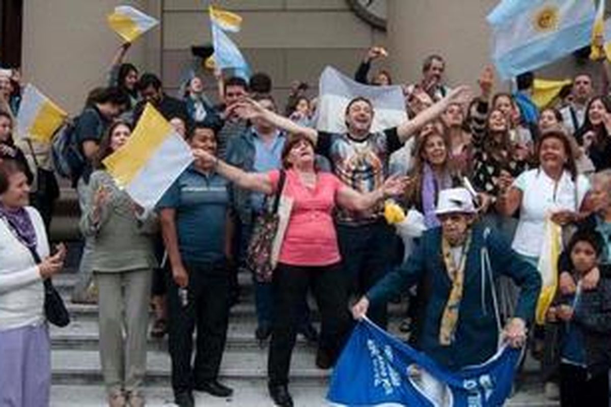 Umat Katolik Argentina meluapkan kegembiraan setelah Kardinal Jorge Bergoglio resmi menjadi Paus Fransiscus I.