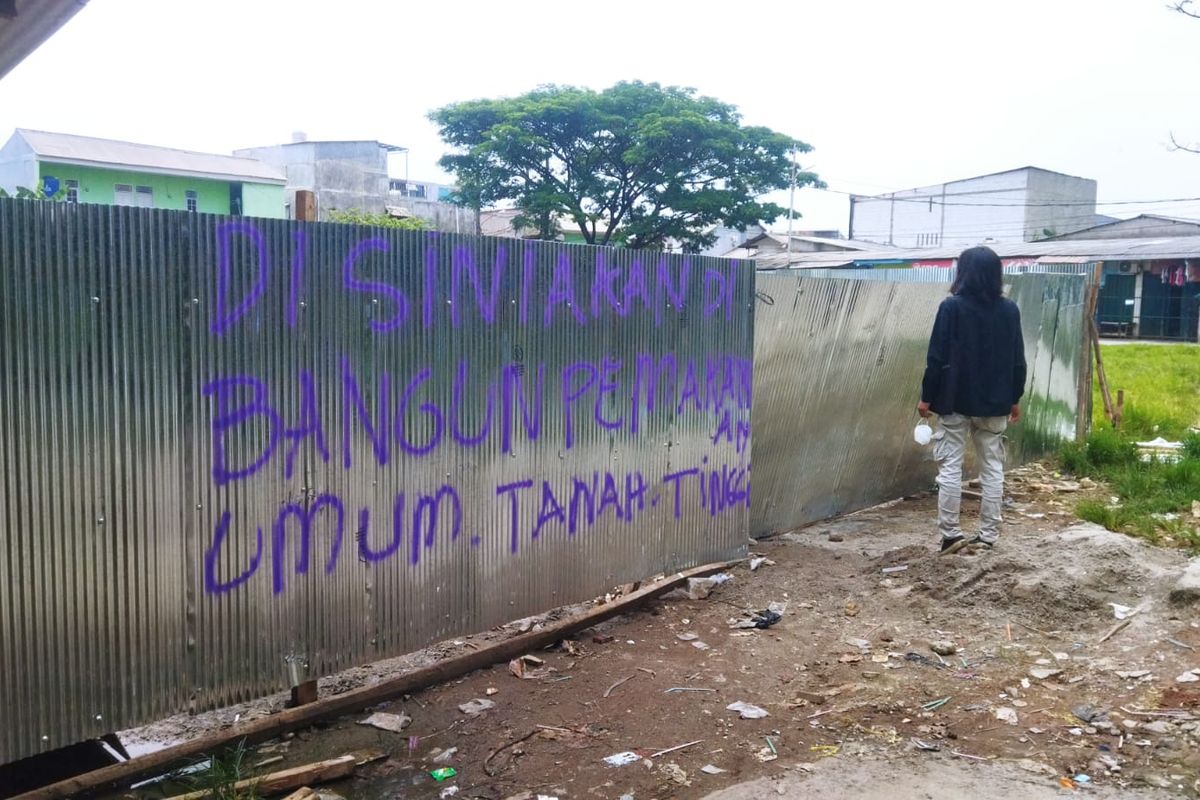 Lahan yang rencananya akan dibangun gedung olahraga (GOR) di Kelurahan Tanah Tinggi, Kecamatan Tangerang, Kota Tangerang telah dipagari oleh seng lantaran polemik antara warga yang menolak dan mendukung pembangunan, serta aduan Wali Kota Tangerang tentang penyalahgunaan lahan.