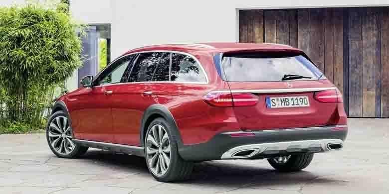 Mercedes-Benz E-Class All-Terrain dircancang sebagai station wagon dengan kemampuan crossover.