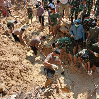  Tim SAR gabungan saat melakukan proses pencarian korban banjir dan longsor di Kota Sibolga, Sumatera Utara,
