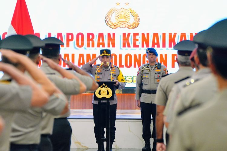 Kapolri Jenderal Listyo Sigit Prabowo memimpin upacara Korps Raport atau kenaikan pangkat setingkat lebih tinggi digelar Kapolri di Gedung Rupatama Mabes Polri, Jakarta Selatan, Jumat (22/12/2023)