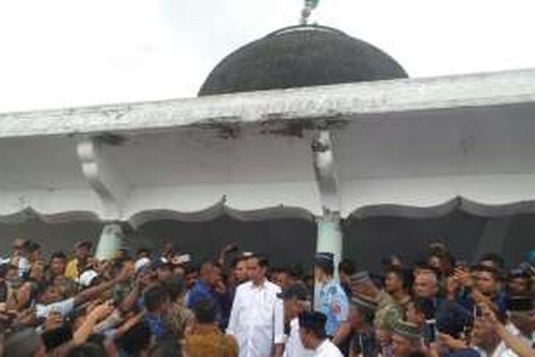 Presiden Joko Widodo saat meninjau Masjid At Taarrub Kecamatan Trienggadeng, Pidie Jaya, Jumat (9/12/2016) siang.