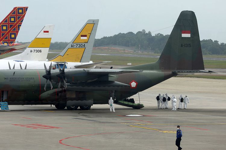 Sebanyak 250 WNI yang dievakuasi dari Kota Wuhan, China turun dari pesawat setibanya di Bandara Hang Nadim, Batam, Kepulauan Riau, Minggu (2/2/2020). WNI yang dievakuasi dari Wuhan tersebut kemudian diterbangkan kembali menuju Ranai, Natuna untuk menjalani observasi.