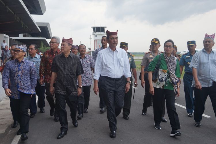 Menteri Koordinator Bidang Kemaritiman Jenderal TNI (Purn) Luhut Binsar Pandjaitan, Menteri Keuangan Sri Mulyani, dan Gubernur Bank Indonesia Agus Dermawan Wintarto Martowardjojo saat berkunjung di Bandara Banyuwangi Kamis (1/3/2018).