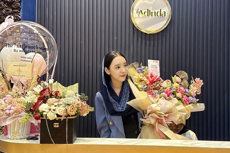 Noviana Adinda Putri berhasil mengembangkan By Adinda Hijab di usia muda. 