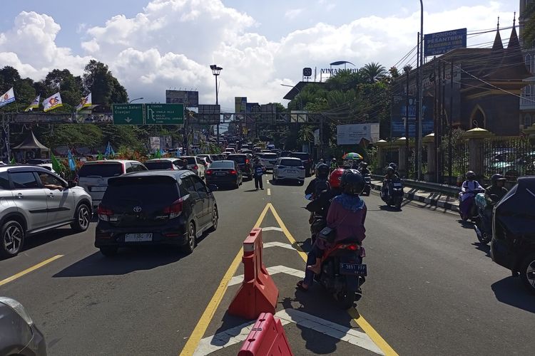 Kondisi arus lalu lintas di Jalur Wisata Puncak Bogor, Jawa Barat, Jumat (9/2/2024).