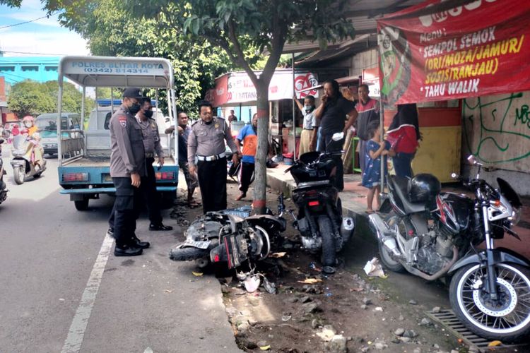 Dua sepeda motor rusak berat dan pemiliknya luka-luka dalam kasus tabrak lari di Jalan Tanjung, Kota Blitar, pekan lalu