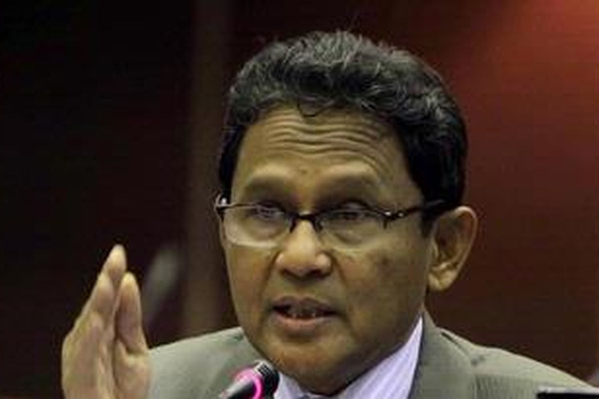 Calon pimpinan KPK, Irjen (Purn) Aryanto Sutadi, menjawab pertanyaan anggota Komisi III saat menjalani tes uji kelayakan dan kepatutan di ruang rapat komisi III DPR, Jakarta, Senin (28/11/2011). 