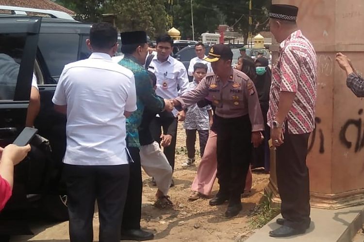 Menko Polhukam Wiranto (kedua kiri) turun dari mobil sebelum diserang orang tak dikenal dalam kunjungannya di Pandeglang, Banten, Kamis (10/10/2019). ANTARA FOTO/Handout/foc.