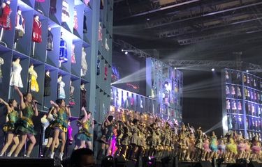Konser JKT48 bertajuk 10th Anniversary Concert Heaven di Istora Senayan, Jakarta Selatan pada Sabtu (6/8/2022).