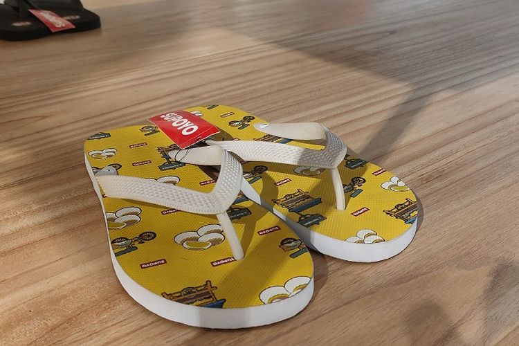 Salah satu barang yang dijual di toko merchandise Supoyo yaitu sandal berdesain imut dan lucu. Sandal ini dihargai Rp 100.000.