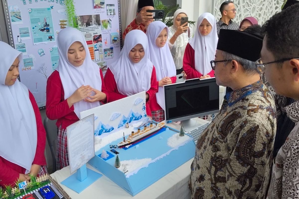 Menteri Pendidikan Dasar dan Menengah Prof. Abdul Mu'ti meresmikan secara langsung Emer Islamic Boarding School (EIBOS) di Natar, Lampung Selatan pada Sabtu, 26 April 2025.