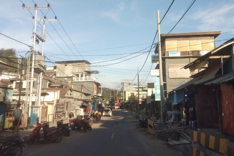 Tiang listrik di sepanjang jalan di ruas jalan Soekarno Hatta bawah sejauh 1,95 kilometer