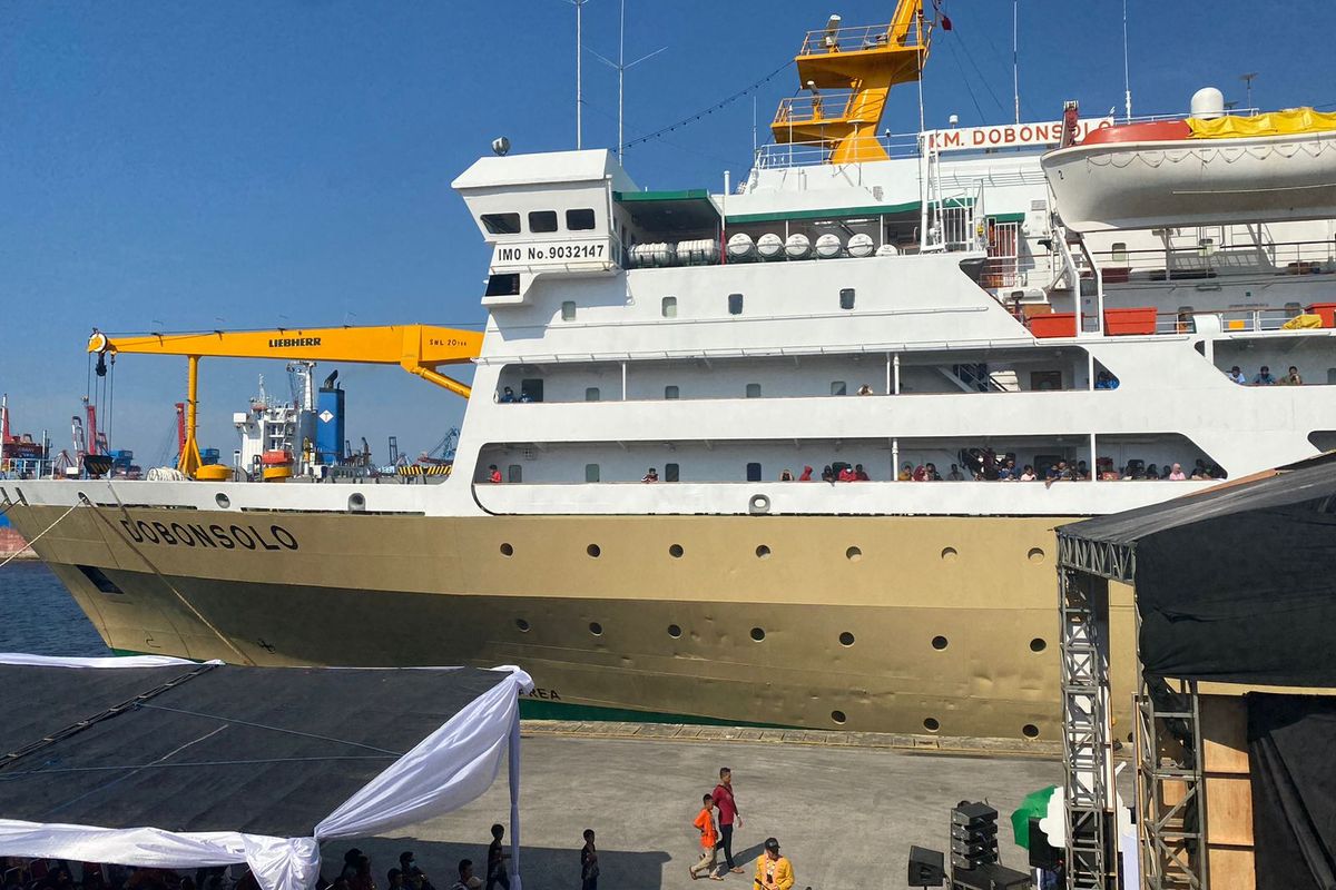 Kapal laut KM. Dobonsolo tujuan Jakarta - Semarang yang siap berangkat dari Pelabuhan Tanjung Priok, Jakarta Utara pada Selasa (17/4/2023). Sementara, kapal ini menampung peserta mudik gratis di Hari Raya Lebaran 2023 ini.