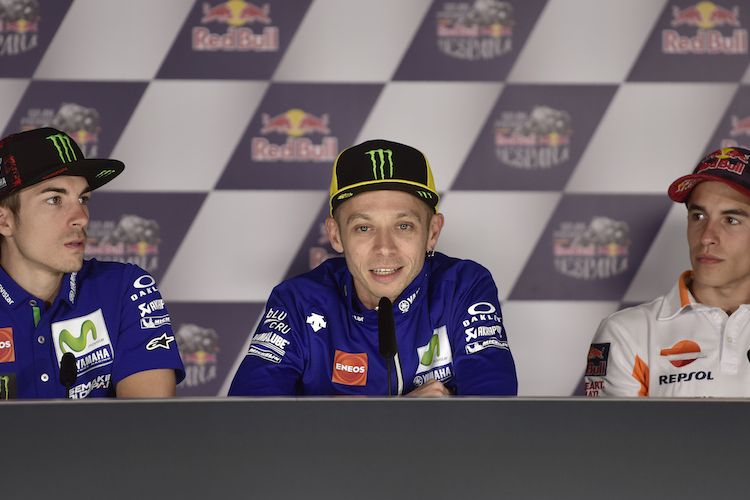 Pebalapa MotoGP (kiri ke kanan), Maverick Vinales (Movistar Yamaha MotoGP/Spanyol), Valentino Rossi (Movistar Yamaha MotoGP/Italia), dan Marc Marquez (Repsol Honda Team/Spanyol), menghadiri konferensi pers jelang GP Spanyol di Sirkuit Jerez, Kamis (4/5/2017).