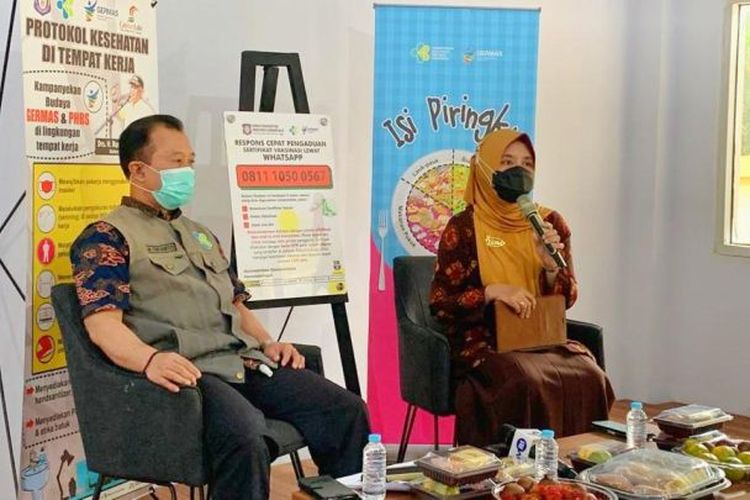 Kepala Dinas Kesehatan Provinsi Gorontalo dr Yana Yanti Suleman SH dan juru bicara Satgas Covid-19 Triyanto S Bialangi saat memberikan keterangan pers terkait penyebaran Covid-19 di Provinsi Gorontalo.